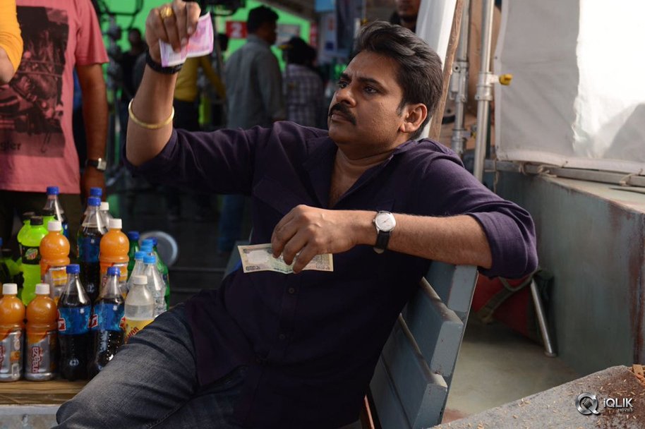 Powerstar-Pawan-Kalyan-Examining-Rs-100-2000-Notes